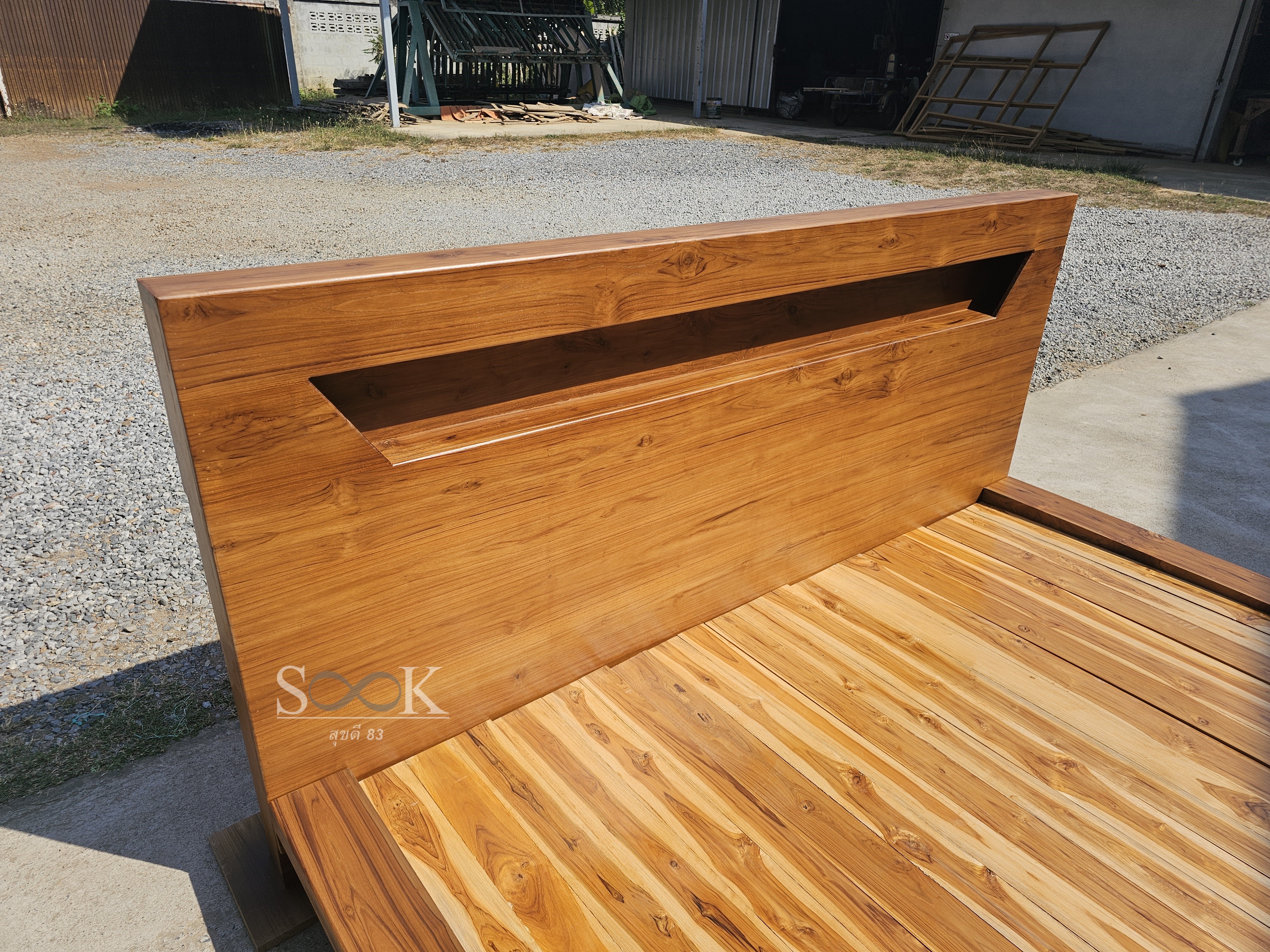 เตียงกล่องมีช่อง พื้นทึบ