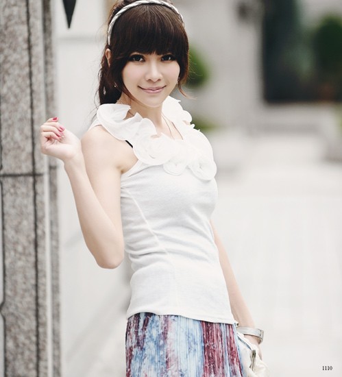 เสื้อสีขาว คอแต่งลายดอกไม้ ส่งฟรีทุกชุด