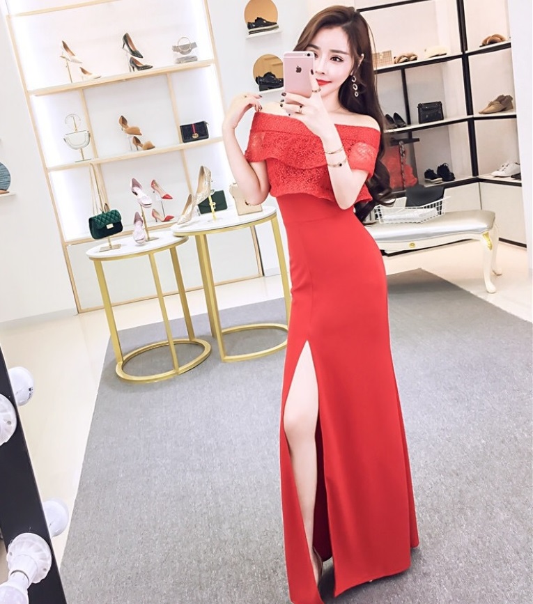 ชุดราตรีสีแดง ดีไซน์เปิดไหล่ ปิดต้นแขน ส่งฟรี ems