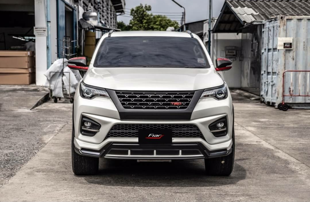 ชุดแต่ง Fortuner TRD V.2 รุ่น Fiar FD2-GT(ตัดสีเทา) ชุด 2 ชิ้น