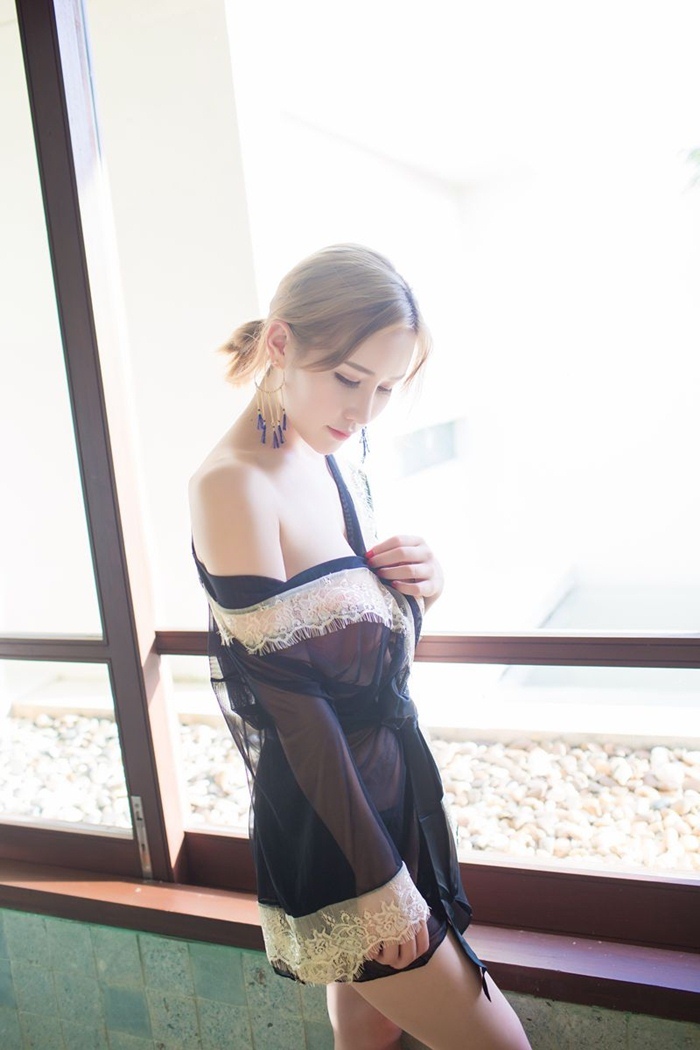 N441 ชุดคลุมนอนซีทรูเซ็กซี่ เสื้อคลุมนอนซีทรูแต่งลูกไม้สีครีมอ่อนสวยๆ ช่วงแขนออกแบบสไตล์แขนชุดกิโมโนมาพร้อมสายคาดเอวอย่างดีทำจากผ้าเนื้อนิ่มๆให้สัมผัสที่นุ่มมือ ***รหัสนี้โดยรวมแล้วทำออกมาดีมากค่ะ