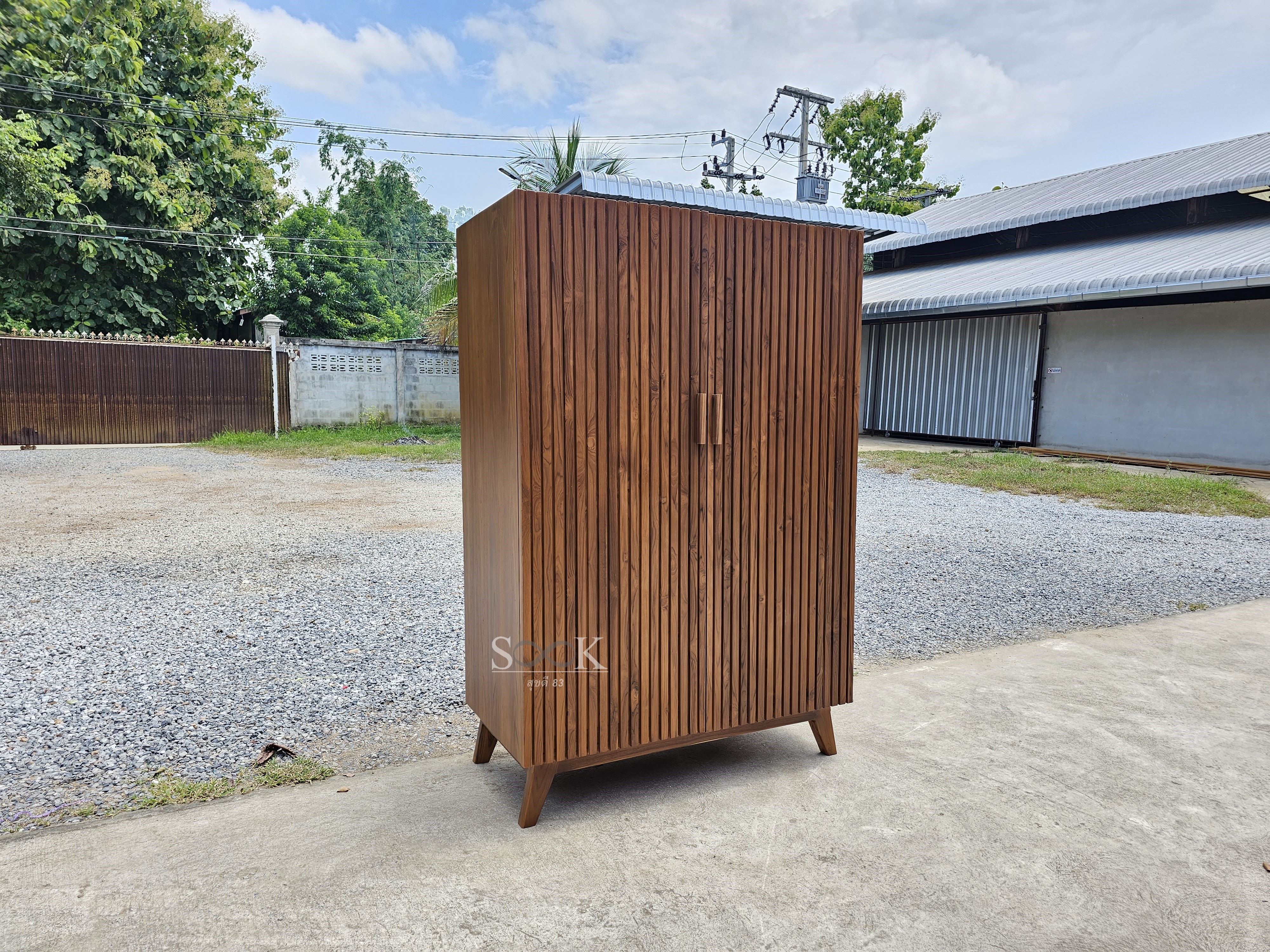 ตู้เสื้อผ้าบานเปิดซี่แบน มีขา