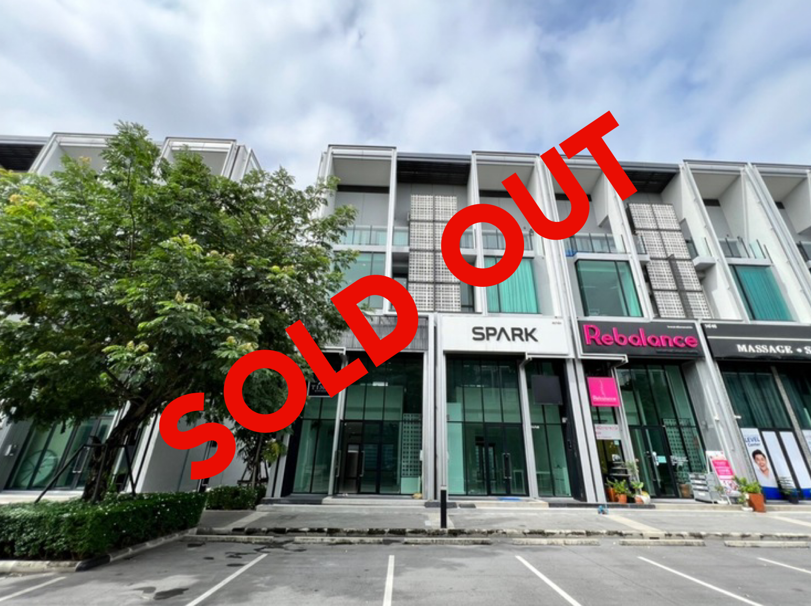 ขายโฮมออฟฟิศ สูง 3 ชั้นครึ่ง 2 คูหา หลังมุม ในโครงการ Cascade Bangna บนทำเล ถนน บางนา-ตราด กม.5 ขาเข้าถนนสุขุมวิท