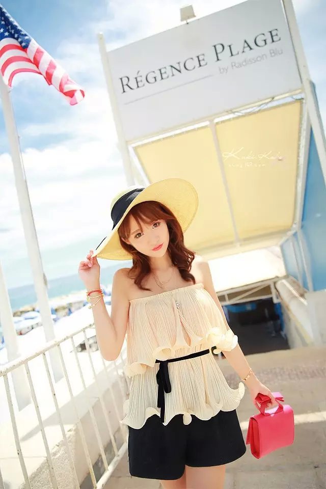 เสื้อเกาะอก ผ้าชีฟองอัดพลีตเล็กๆ สีครีม ส่งฟรี ems