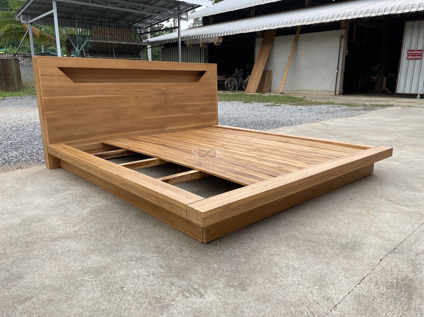 เตียงกล่องมีช่อง พื้นทึบ