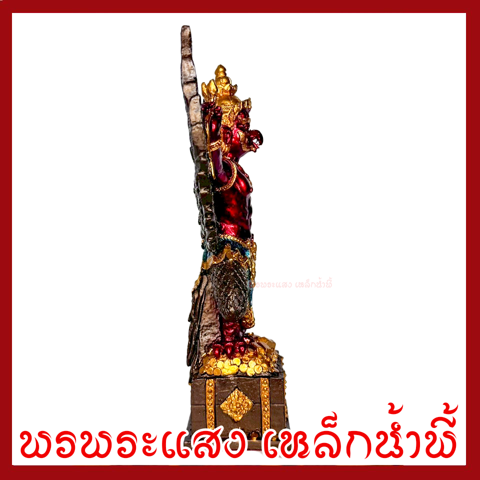 พญาครุฑ กายสีแดง ขนาดฐาน 3 นิ้ว ปีกกว้าง 9 นิ้ว สูง 9 นิ้ว เนื้อมวลสารแร่เหล็กน้ำพี้