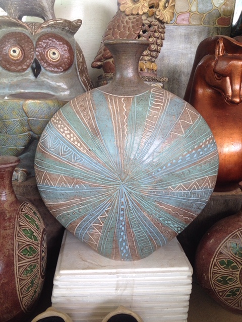 แจกันแบนลายเส้น