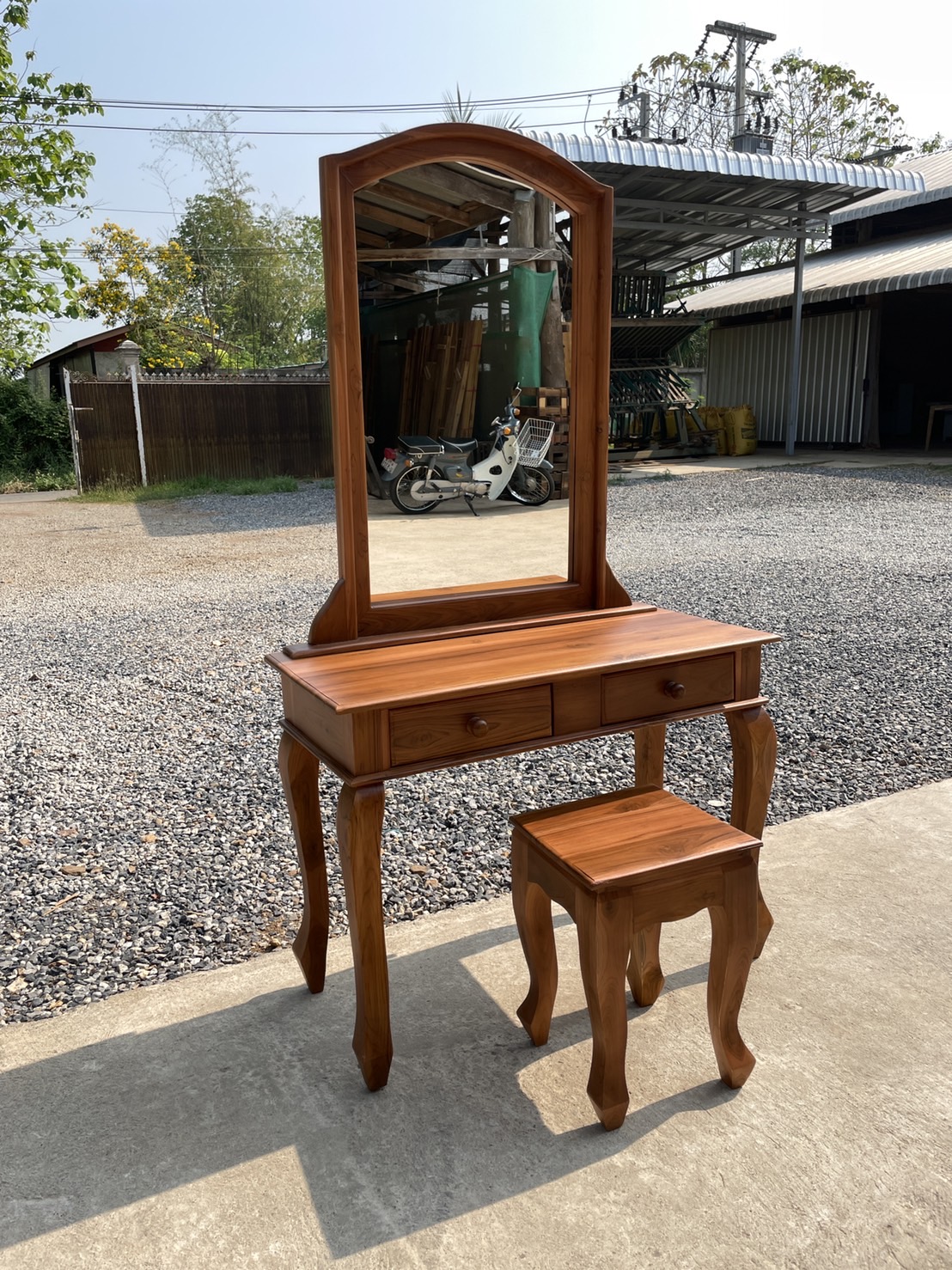 โต๊ะเครื่องแป้งไม้สักขาหลุยส์