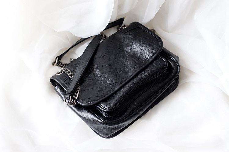 กระเป๋าหนังแท้ สะพายข้าง Y Niki Chain bag