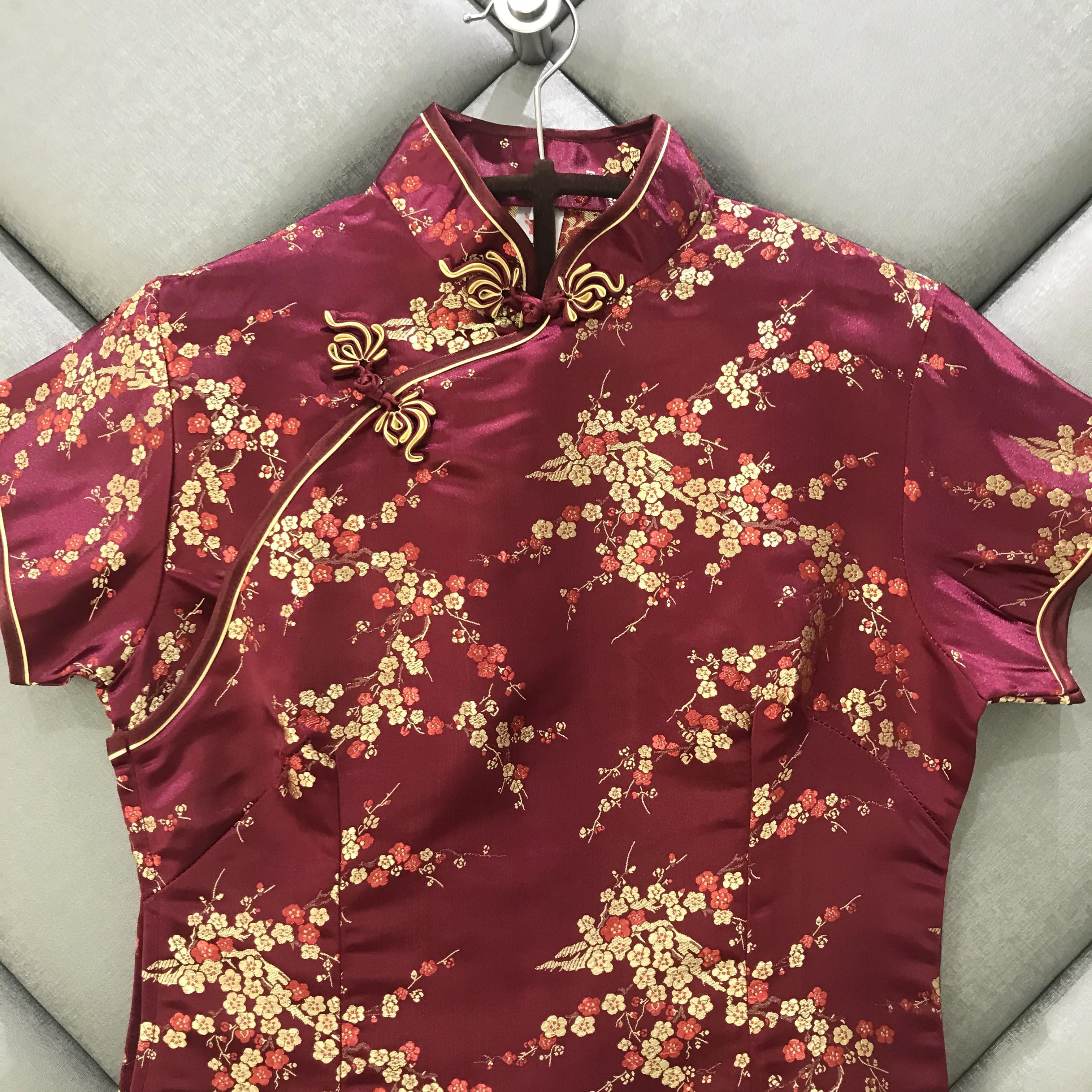 กี่เพ้ายาวสีไวน์แดง ทอลายดอกเหมย ส่งฟรี ems