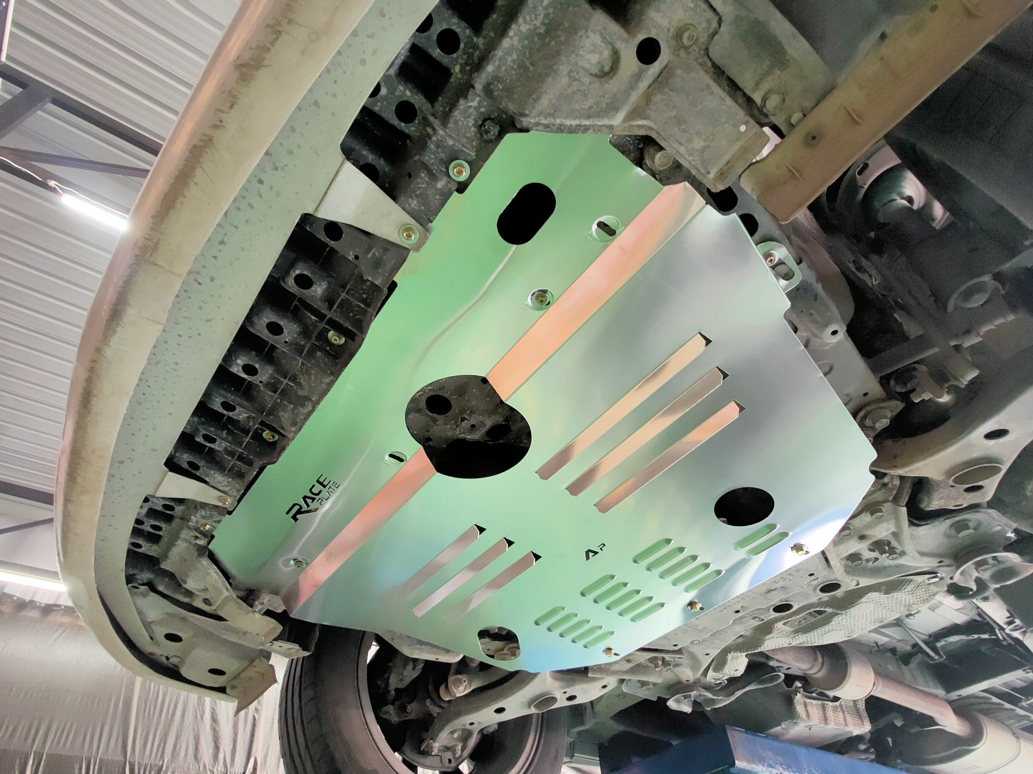 แผ่นปิดใต้ห้องเครื่องอลูมิเนียม Toyota Alphard 20 Raceplate_Undertray