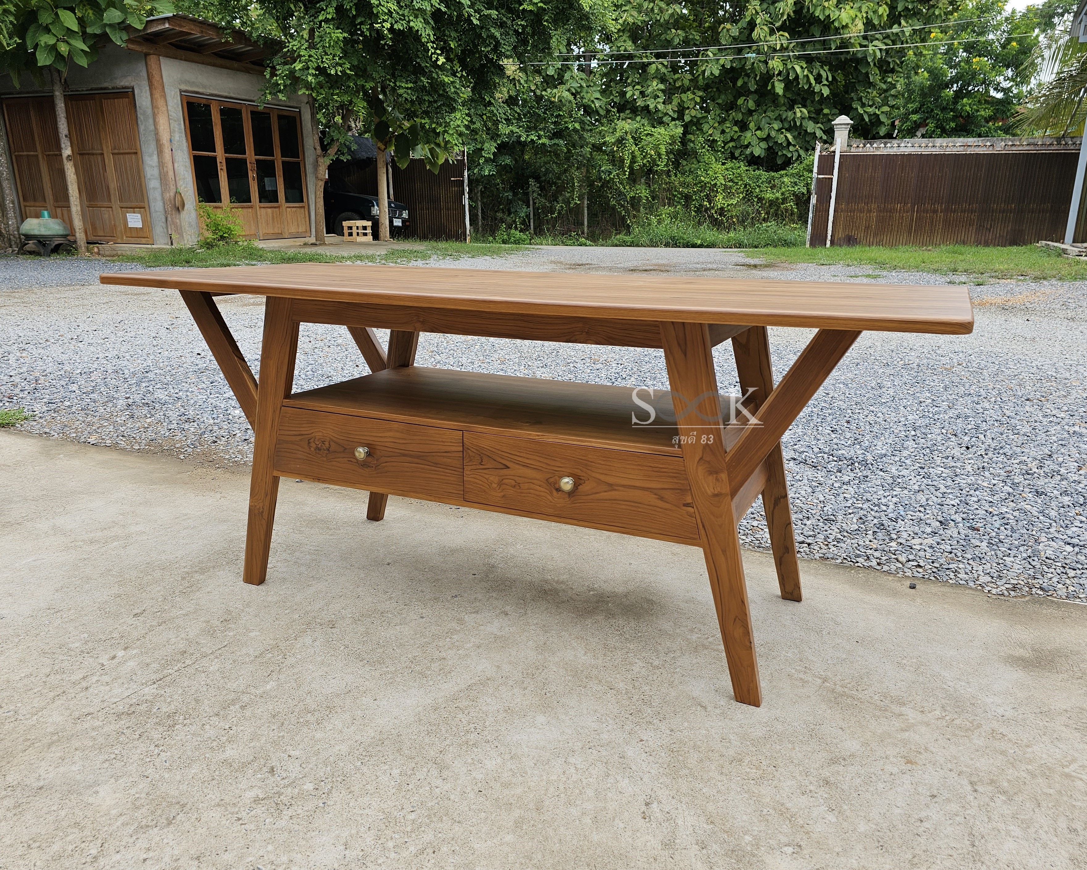 โต๊ะกลางขาเอียง