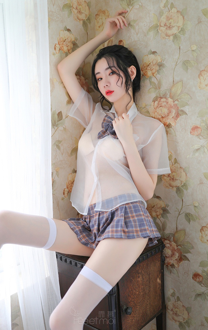 C2023 ชุดนักเรียนญี่ปุ่นเซ็กซี่ ชุดคอสเพลย์อีโรติกมาในแบบชุดนักเรียน ตัวเสื้อเป็นเชิ้ตแขนสั้นผ้าโปร่งแสงมาพร้อมกับโบว์คล้องคอ กระโปรงสั้นลายสก็อตแบบตีนตุ๊กแกตามรูปถ่ายสินค้าจริง (Feeetmoi) ***ไม่มีถุงน่อง