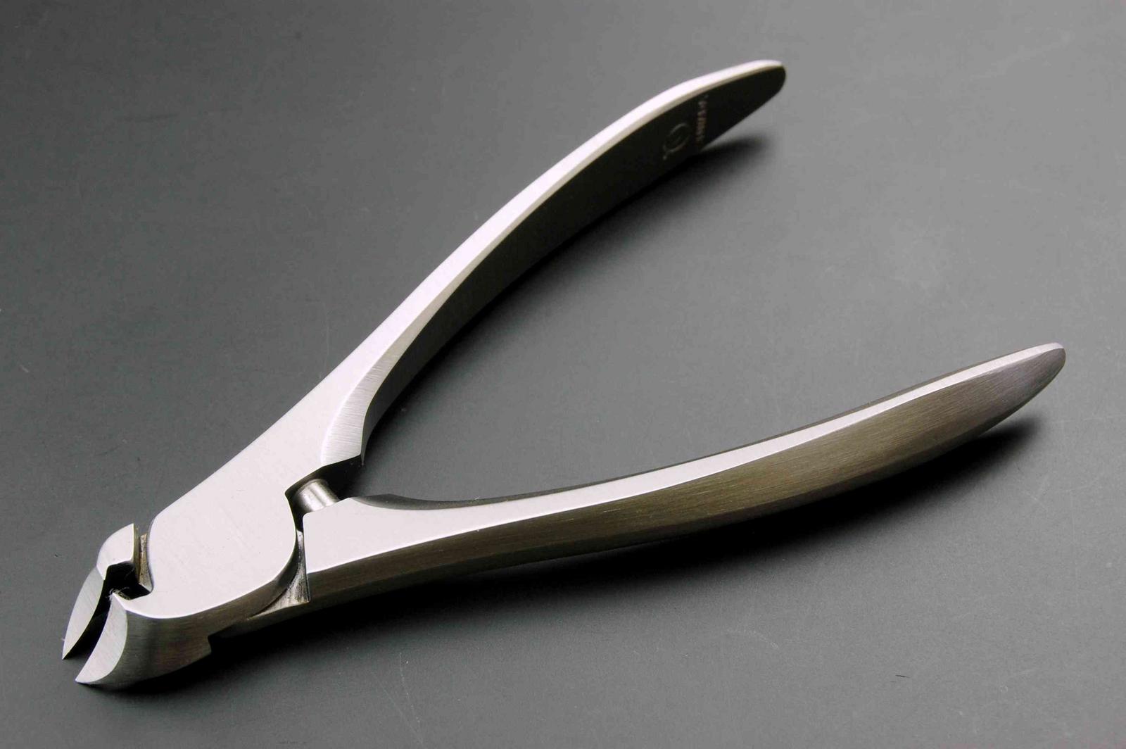 SUWADA กรรไกรตัดเล็บมือคุณภาพพรีเมี่ยมอันดับ1 จากญี่ปุ่น รุ่นคลาสสิคสีเงิน ขนาด S รางวัลออกแบบดีเยี่ยม แฮนด์เมดทุกอัน พร้อมกล่องโลหะสุดหรู