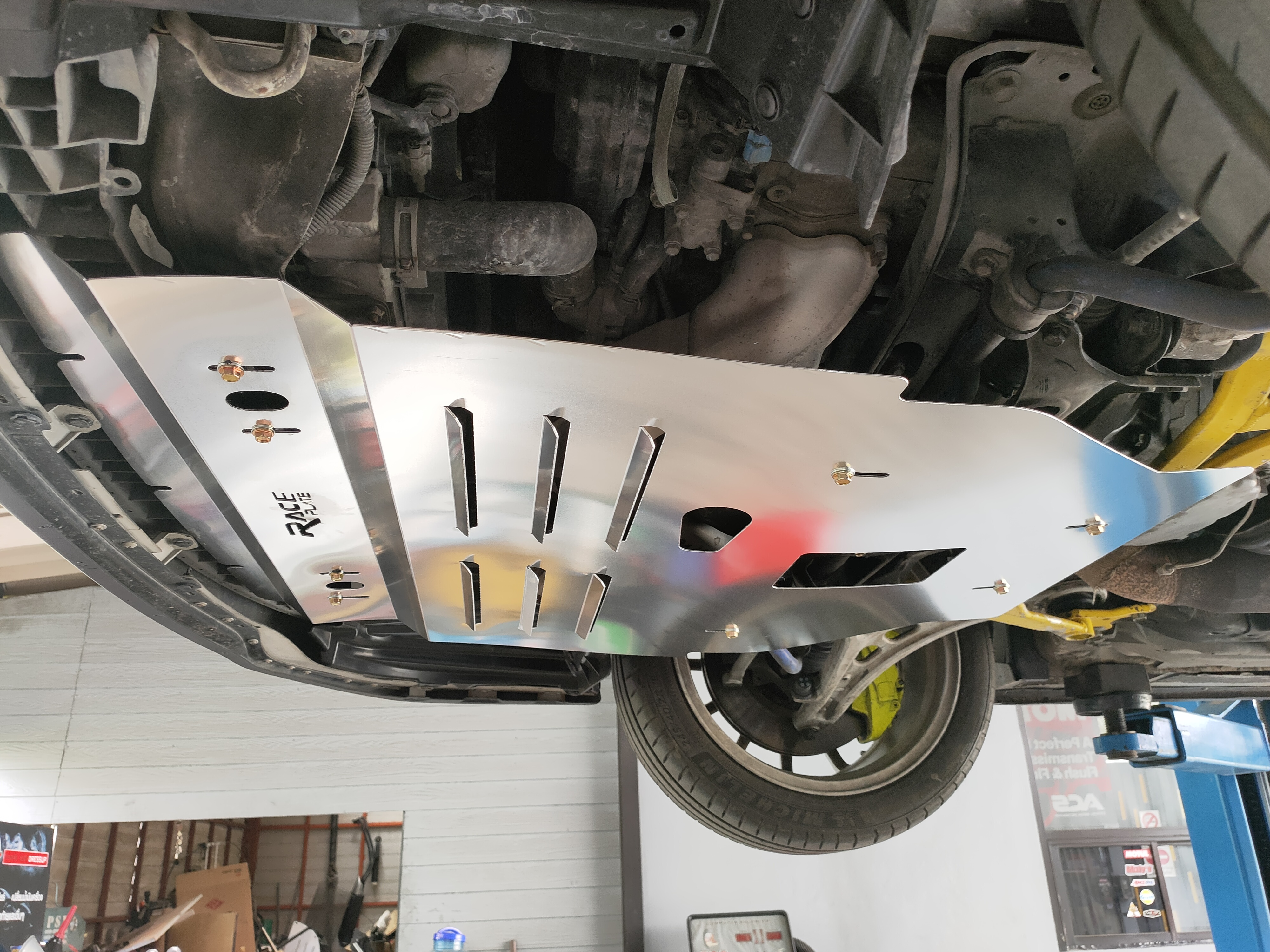 แผ่นปิดใต้ห้องเครื่องอลูมิเนียม Subaru Impreza GH แมว Raceplate_Undertray