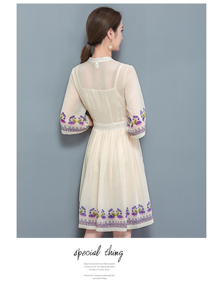 ชุดเดรสสีครีม ผ้าชีฟองเนื้อดี พิมพ์ลายดอกไม้โทนสีม่วงและชมพู ส่งฟรี ems