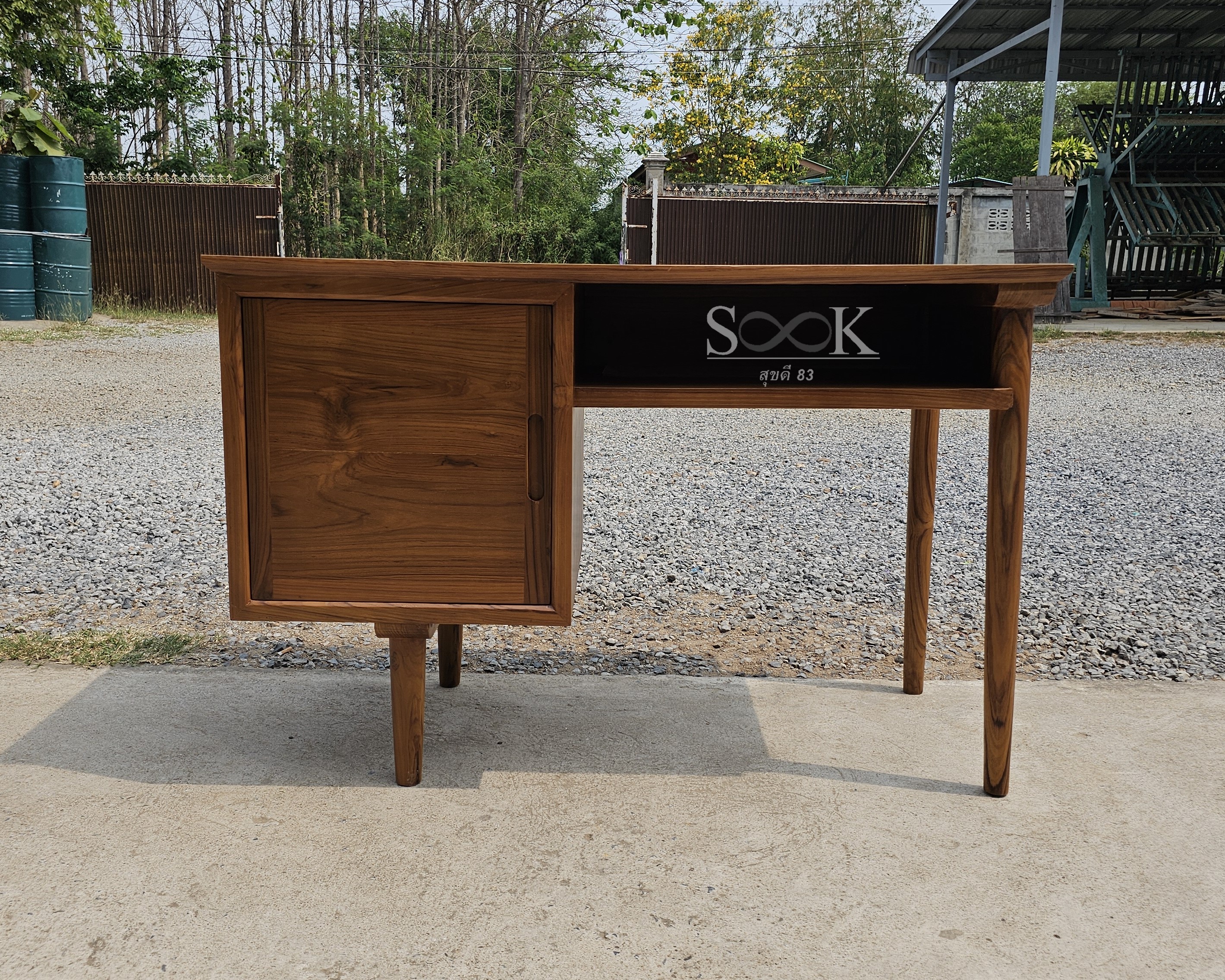 โต๊ะนักเรียนเขียนหนังสือ