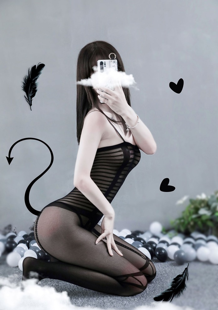 K294 ชุดถุงน่องเต็มตัวสีดำ ชุดถุงน่องเปิดเป้าเซ็กซี่ ตัวชุดเป็นบอดี้สูทเนื้อถุงน่องสีดำสวมใส่แบบใช้สายคล้องไหล่ ช่วงต้นขาทำลวดลายเสมือนเป็นสายรั้งถุงน่องตามรูป