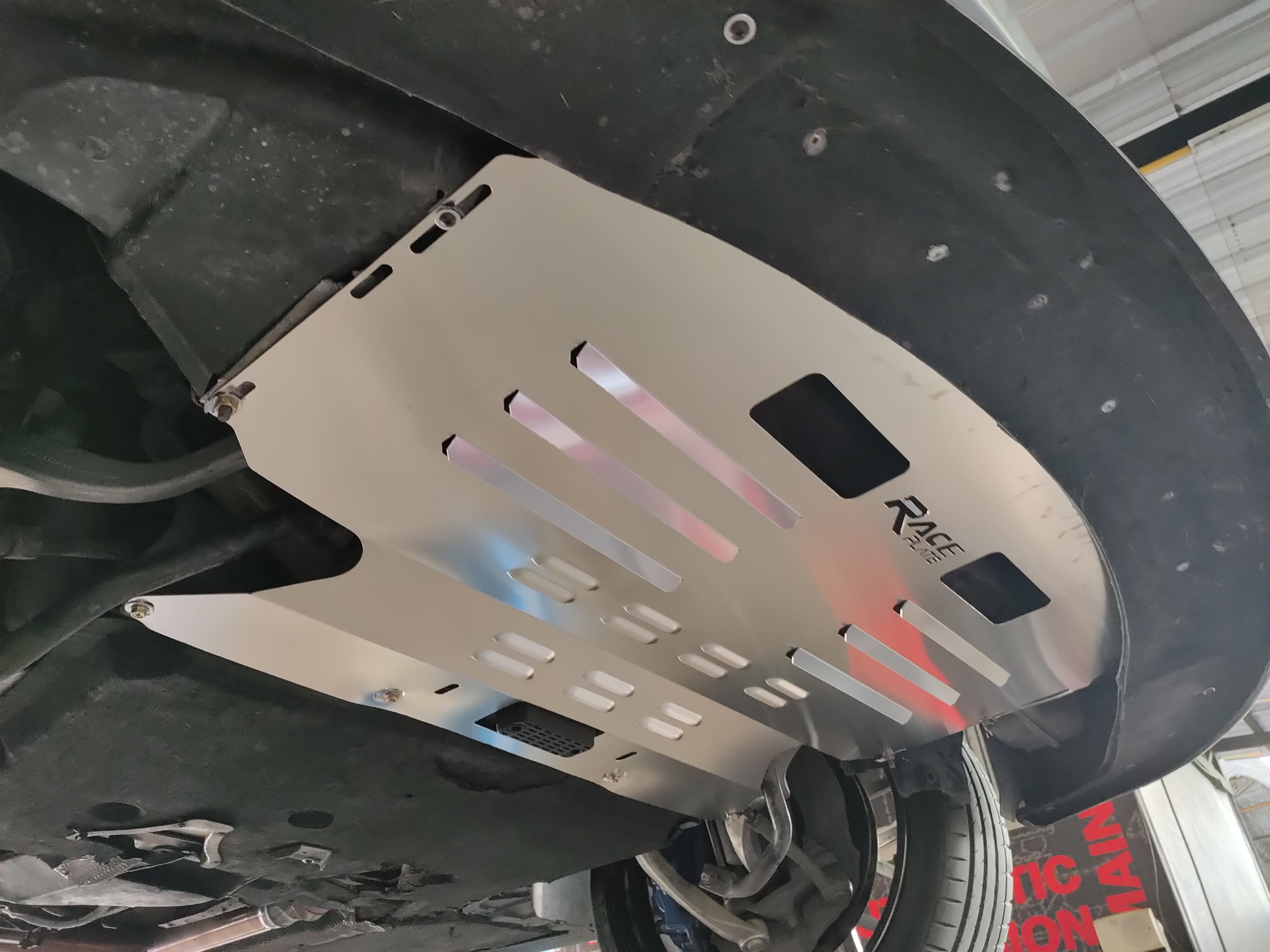 แผ่นปิดใต้ห้องเครื่องอลูมิเนียม BMW E60, E63 Raceplate_Undertray