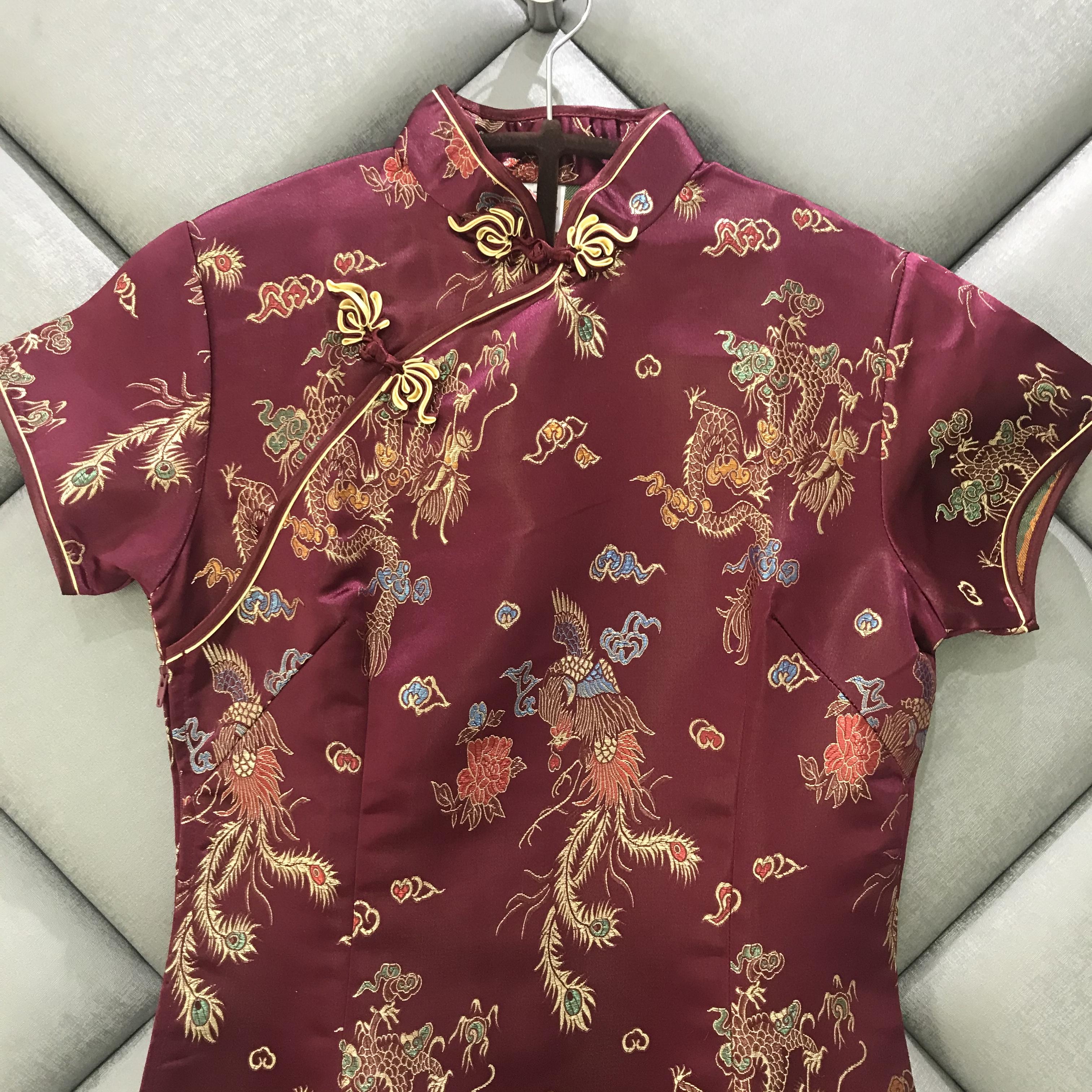 กี่เพ้ายาวสีไวน์แดง ทอลายมังกรและนกฟีนิกซ์ ส่งฟรี ems