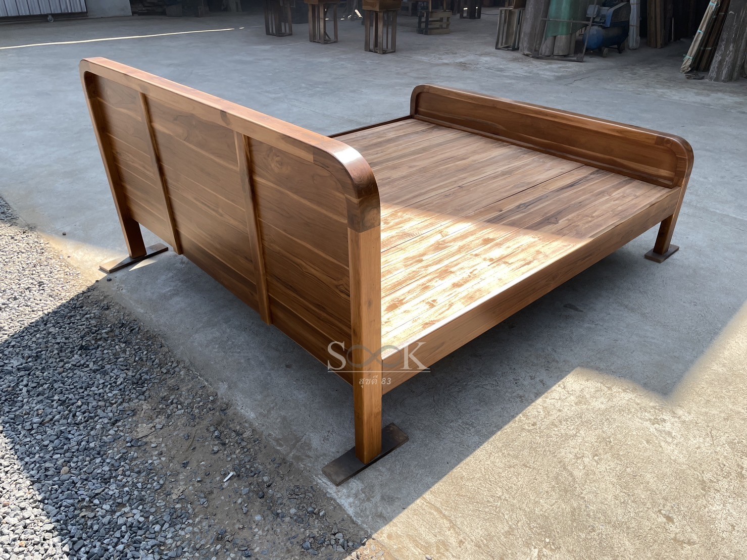 เตียงมินิมอลกึ่งแคปซูลพื้นโล่ง