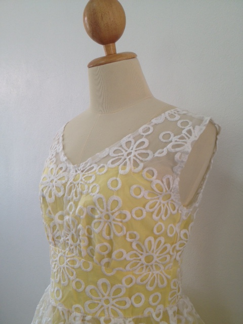 ชุดเดรส ผ้าไหมแก้วสีขาว ลายดอกไม้ ซับในด้วยผ้าไหม สีเหลือง ส่งฟรี ems