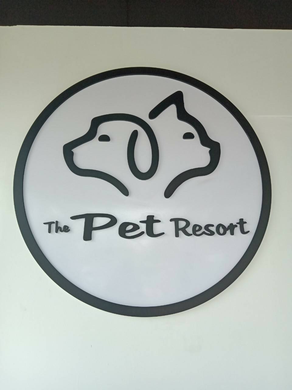 งานป้ายพื้นพลาสวู๊ด พ่นสีขาว The Pet Resort
