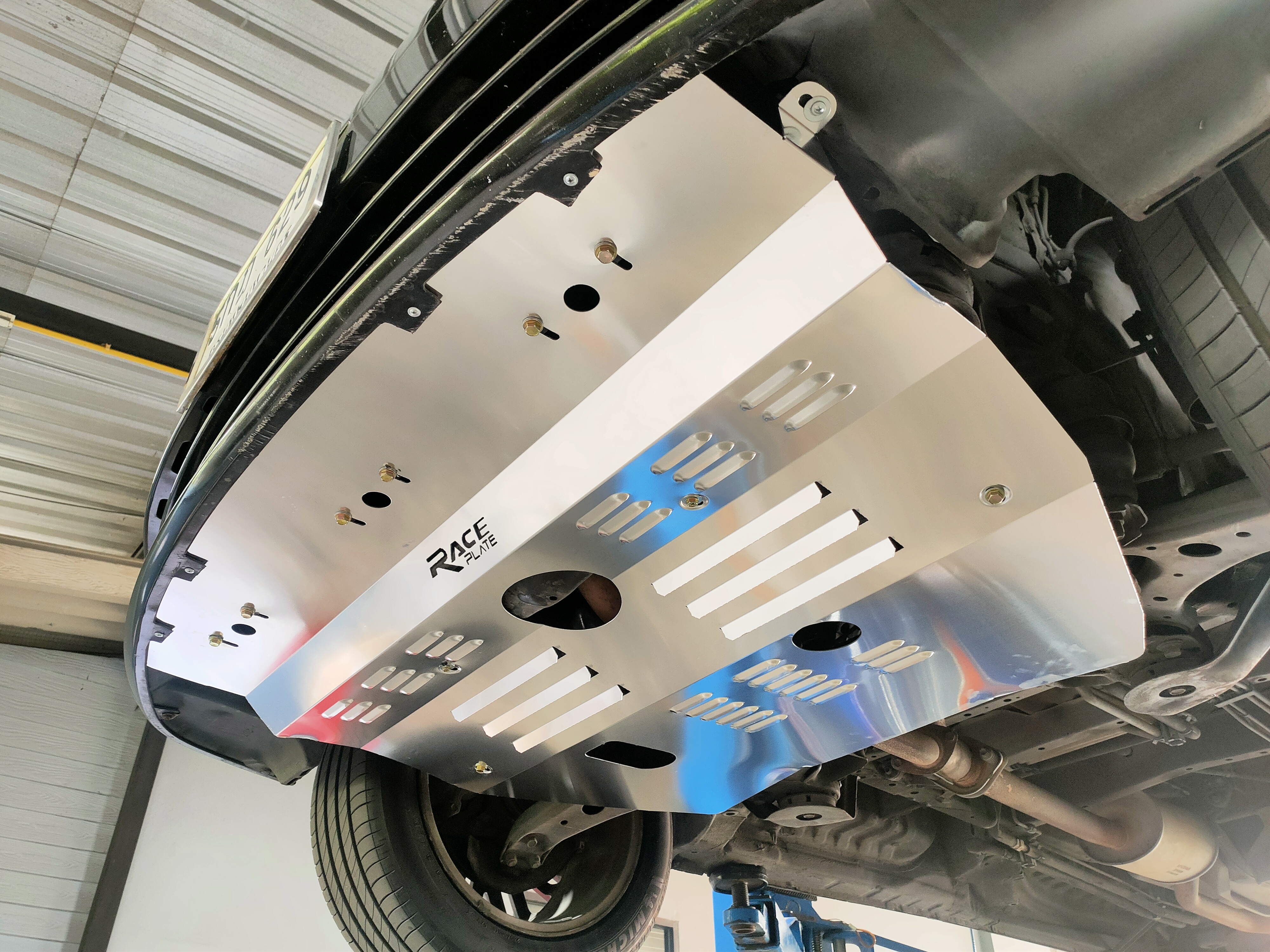 แผ่นปิดใต้ห้องเครื่องอลูมิเนียม Toyota Alphard 10 Raceplate_Undertray