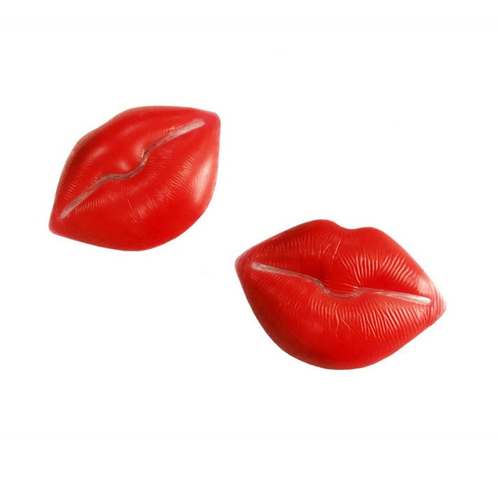 A011 ซิลิโคนแปะหัวนมรูปริมฝีปาก ซิลิโคนปิดหัวนมรูปริมฝีปากสีแดงเป็นซิลิโคนนิ่มๆทั้งชิ้น ด้านหลังเป็นกาวเหนียวสามารถใช้ได้หลายครั้ง ซิลิโคนรูปริมฝีปากสวยๆอิ่มๆตามรูปถ่ายสินค้าจริงเลยค่ะ ***จำนวน 1 คู่หรือ 2 ชิ้น มาในแบบกล่องกระดาษ