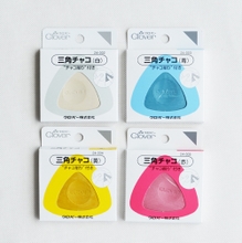 Clover 24-004 ชอลค์สามเหลี่ยมสีเหลือง ชอลค์ 3เหลี่ยมพร้อมเหล็กจับชอลค์ เหล็กลับคมชอล์ค และลับคม สีเหลือง