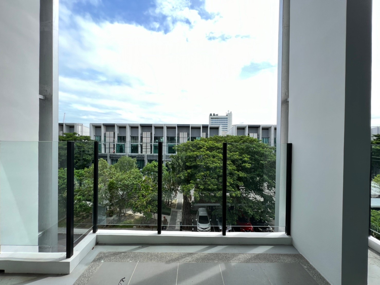 ขายโฮมออฟฟิศ สูง 3 ชั้นครึ่ง 2 คูหา หลังมุม ในโครงการ Cascade Bangna บนทำเล ถนน บางนา-ตราด กม.5 ขาเข้าถนนสุขุมวิท