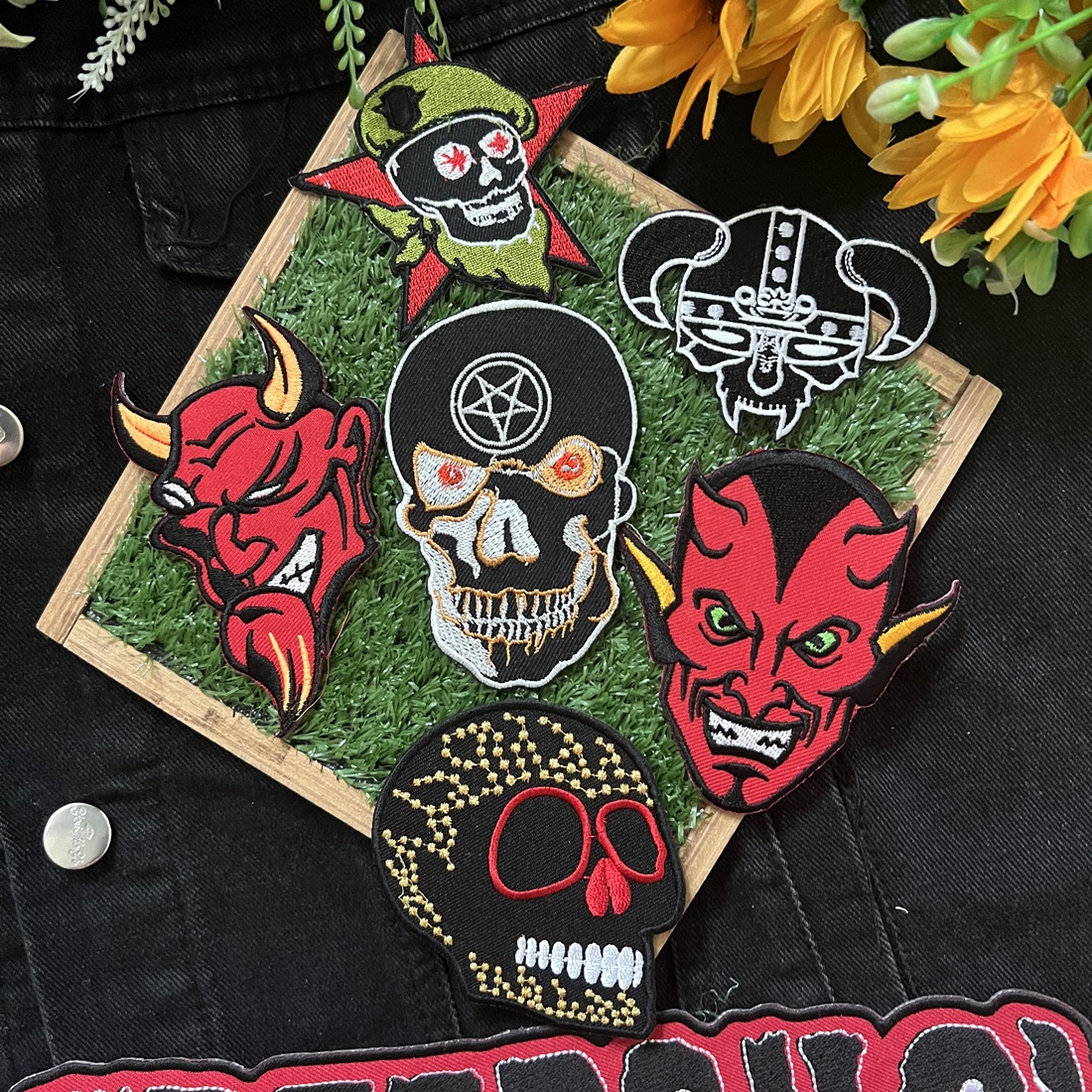 กะโหลก Sugar Skull ตัวรีดติดเสื้อ อาร์มรีด อาร์มปัก ตกแต่งเสื้อผ้า หมวก กระเป๋า แจ๊คเก็ตยีนส์ Dark Embroidered Iron on Patch