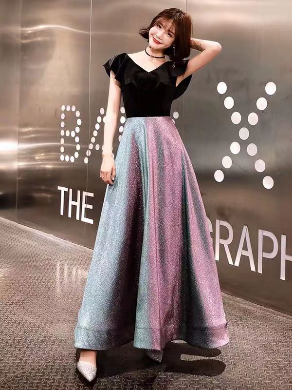ชุดราตรีสีเทาเงิน ตัวเสื้อผ้ากำมะหยี่เนื้อนิ่มสีดำ ส่งฟรี ems