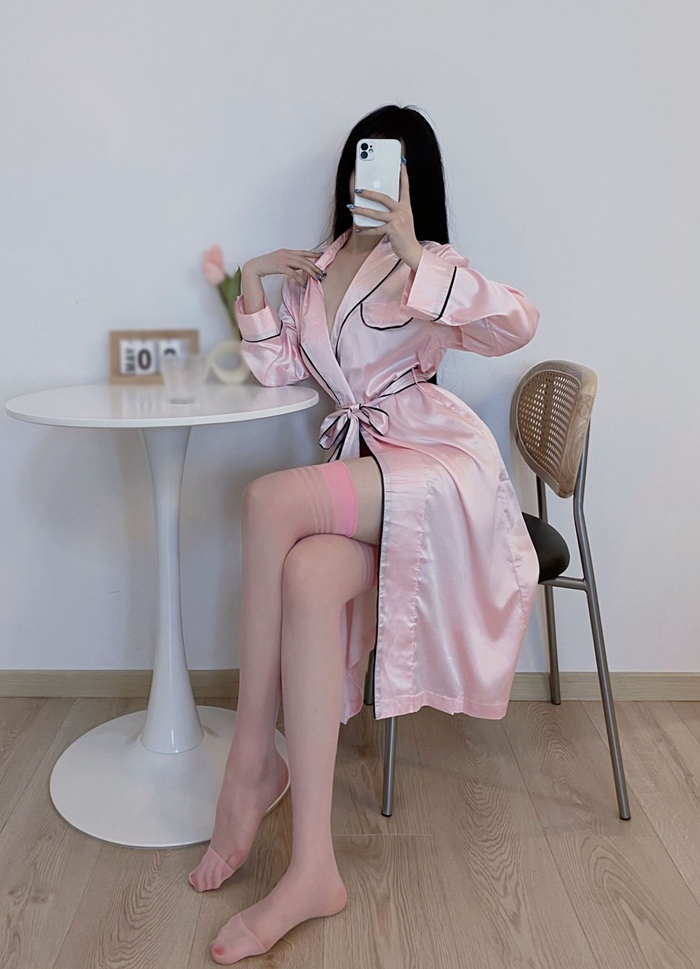 L230 เสื้อคลุมนอน เสื้อคลุมแขนยาวเป็นผ้าเนื้อมัน ความยาวประมาณหน้าแข้ง มาพร้อมกับสายคาดเอวตามรูปถ่ายสินค้าจริงเลยค่ะ