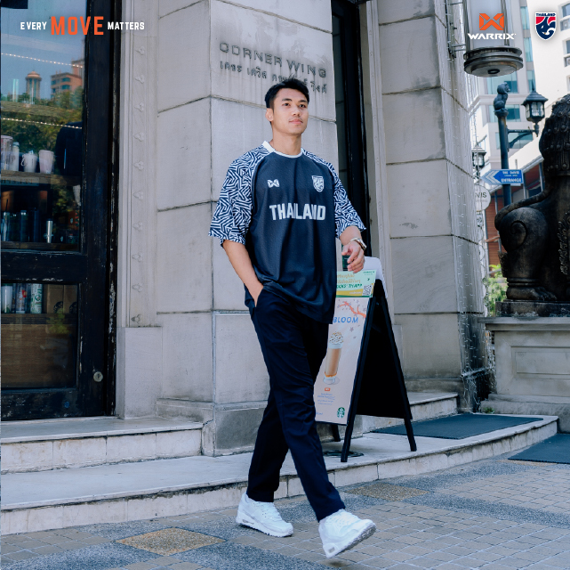 ใหม่ล่าสุด! WARRIX Oversize Football Jersey New Chapter แขนสั้น เสื้อทีมชาติไทยทรงโอเวอร์ไซส์ (WA-251FBATH10) - สีดำ/น้ำเงิน/แดง/ขาว