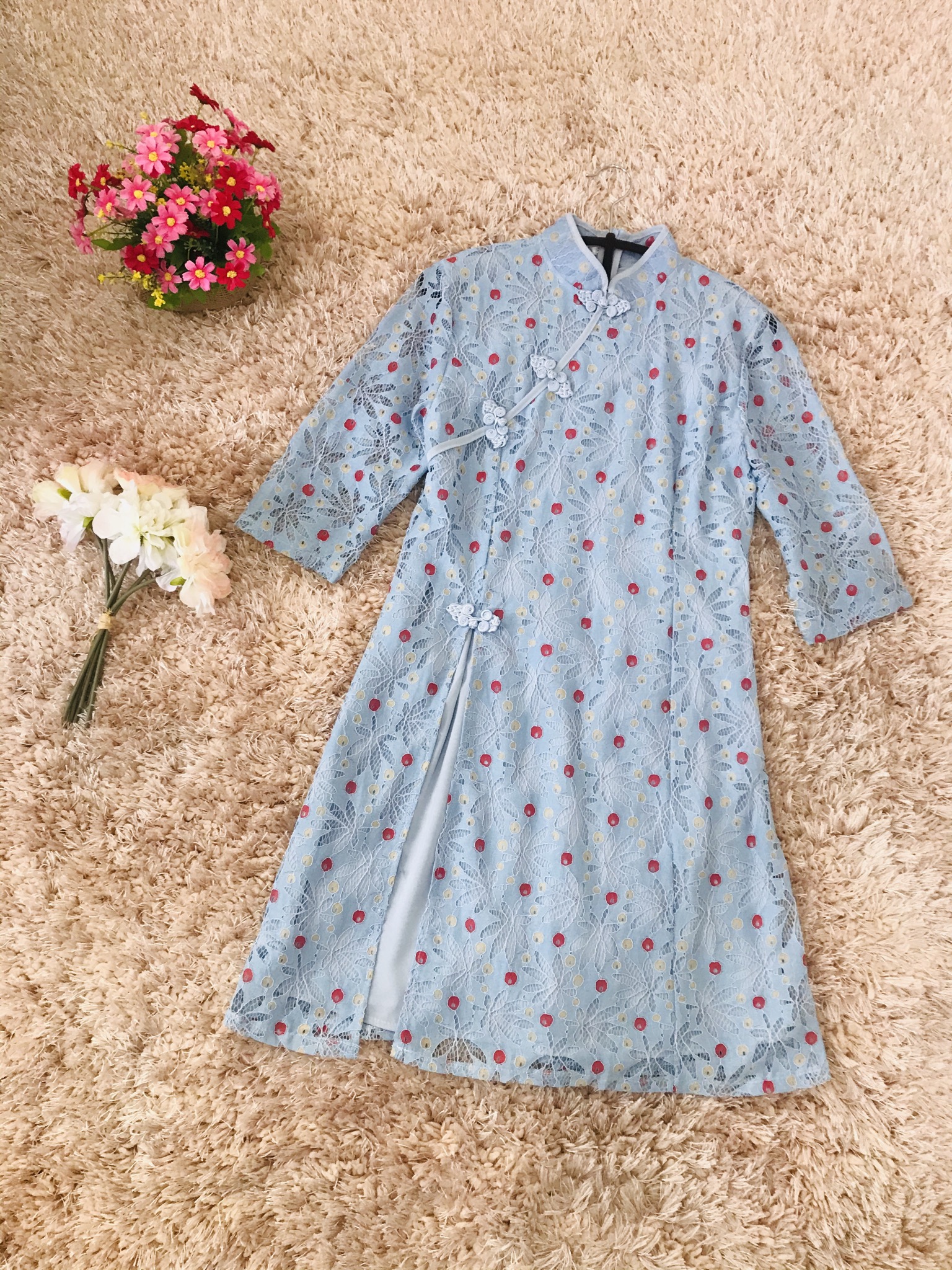 ชุดเดรสคอจีนสีฟ้า ผ้าลูกไม้เนื้อดีลายดอกไม้ พิมพ์ลายจุดเล็กๆๆสีแดง ส่งฟรี ems
