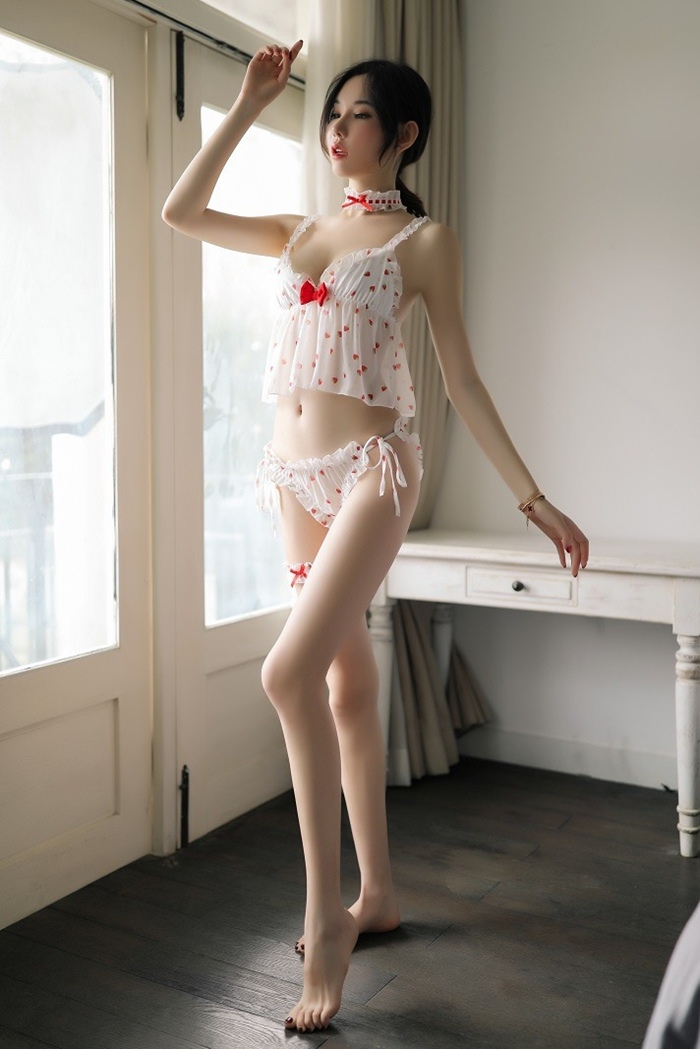 N602 ชุดนอนเซ็กซี่ ชุดนอนไม่ได้นอนมาในแบบ2ชิ้นบนล่างเป็นผ้าคล้ายๆชีฟอง(ไม่ยืด) ตัวเสื้อสวมใส่แบบใช้คล้องไหล่ กางเกงในเป็นแบบผูกข้างมาพร้อมสายปลอกคอแบบผูกและห่วงผ้ารัดต้นขาตามรูปถ่ายสินค้าจริงเลยค่ะ