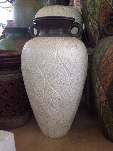 แจกันใหญ่ลายใบไม้