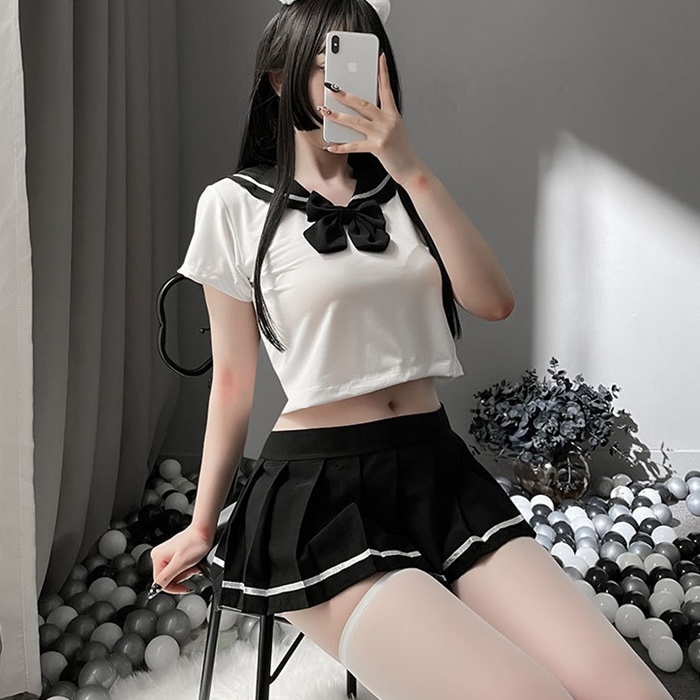 C2024 ชุดนักเรียนญี่ปุ่นเซ็กซี่ ชุดคอสเพลย์อีโรติกมาในแบบชุดนักเรียนญี่ปุ่น ประกอบด้วยเสื้อยืดแขนสั้นผ้ายืดมาพร้อมกับโบว์คล้องคอแบบติดเข็มกลัด กระโปรงบานสั้นผ้าไม่ยืดใช้ติดแบบตีนตุ๊กแกตามรูปถ่ายสินค้าจริงเลยค่ะ ***ไม่มีถุงเท้า