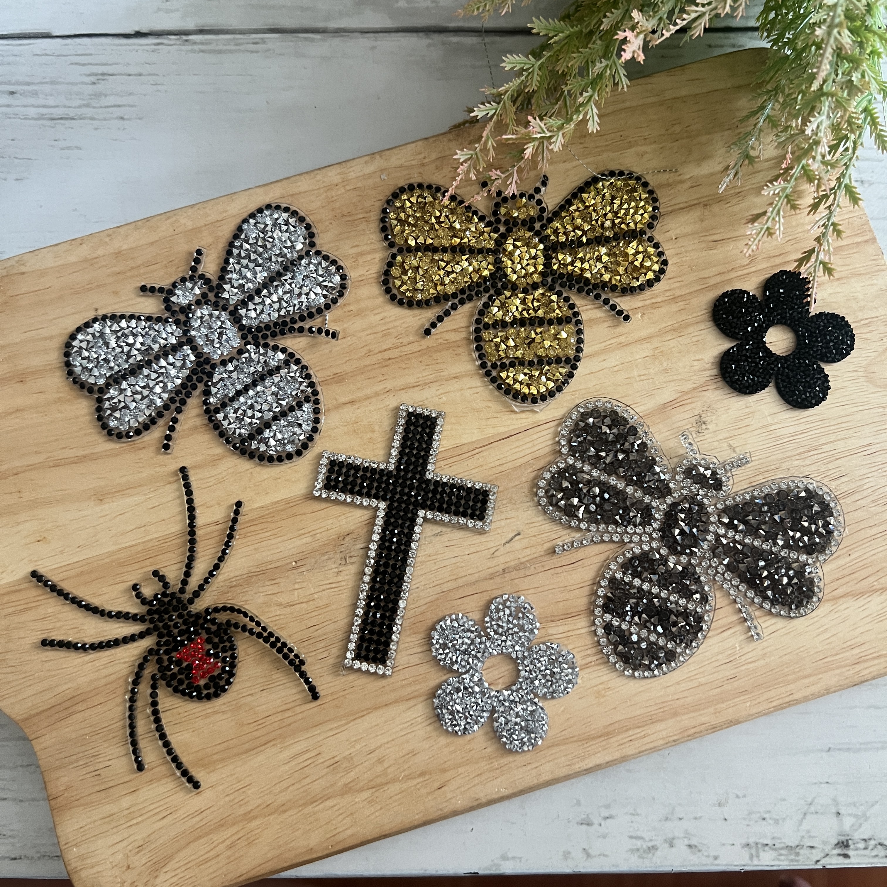 ผึ้ง ดอกไม้ เพชรวิบวับ คริสตัล ตัวรีดติดเสื้อ ตัวรีด ติดกระเป๋า ติดหมวก ติดแจ๊คเก็ต Rhinestone Crystal Patch