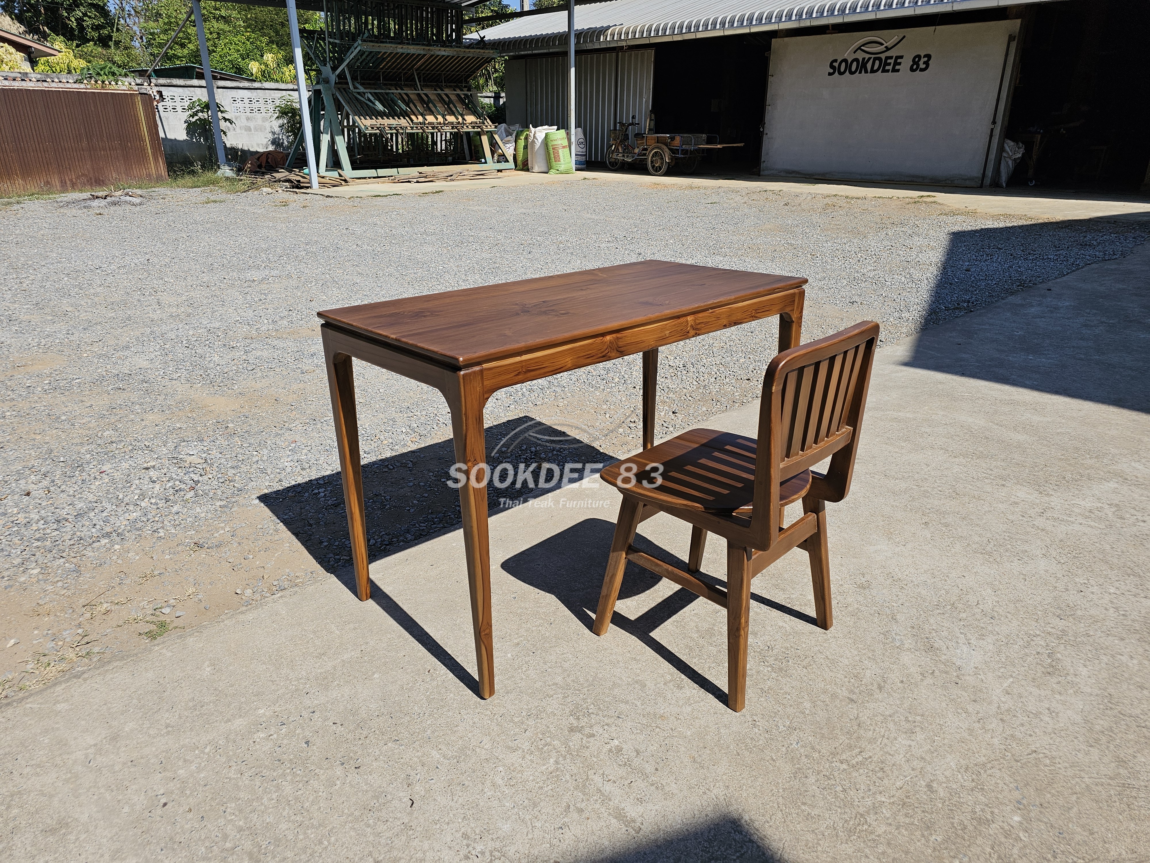 โต๊ะทำงานมินิมอลพร้อมเก้าอี้มาลี