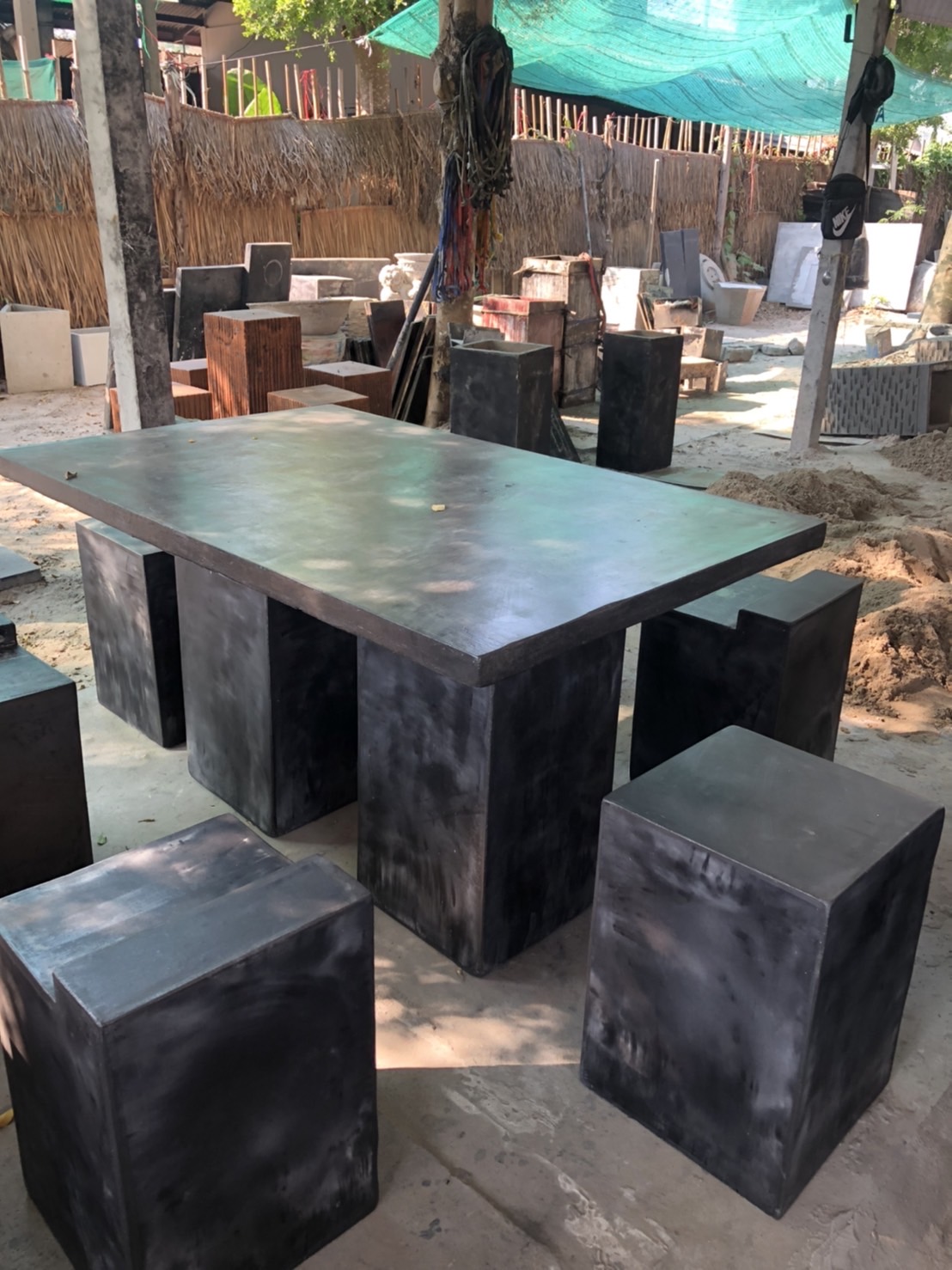 ชุดที่นั่งโต๊ะพร้อมเก้าอี้เล็กและใหญ่