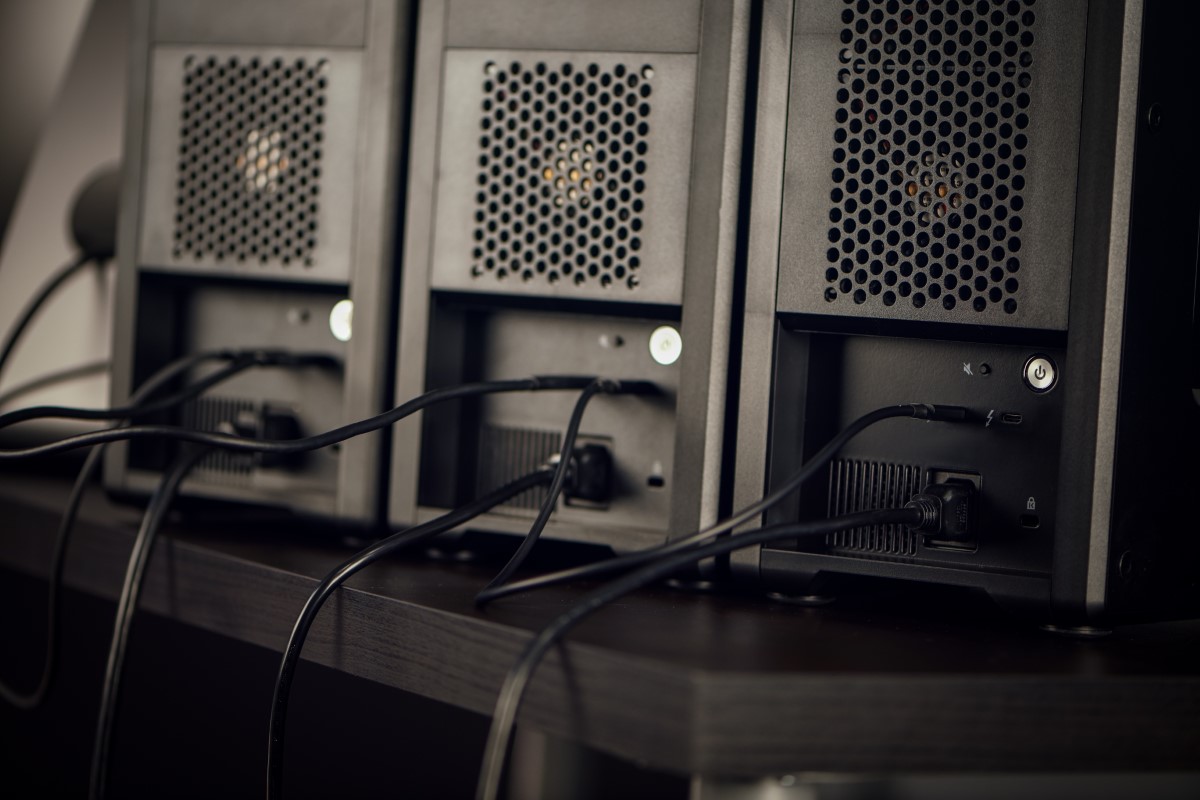 G-RAID SHUTTLE 4 (SDPH34H) Enterprise-class 4-bay External Hard Drive; Thunderbolt3 and USB-C; hardware RAID; up to 1000MB/s read SanDisk Professional