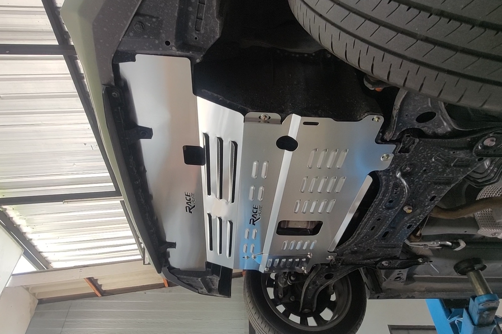 แผ่นปิดใต้ห้องเครื่องอลูมิเนียม Veloz 2022 Raceplate_Undertray