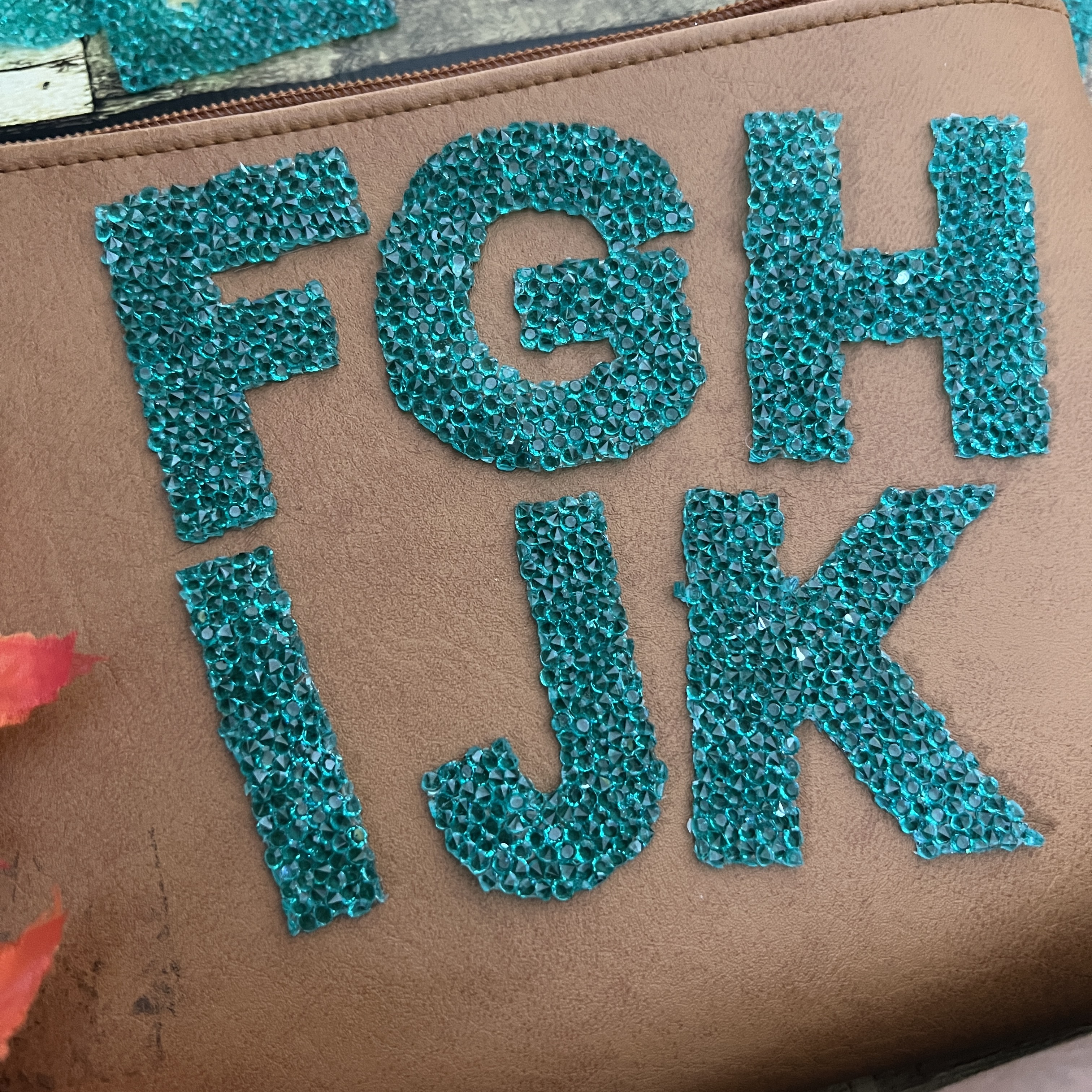 ตัวอักษร เพชรวิบวับ คริสตัล ตัวรีดติดเสื้อ ตัวรีด ติดกระเป๋า ติดหมวก ติดแจ๊คเก็ต อักษรภาษาอังกฤษ Alphabet Patch