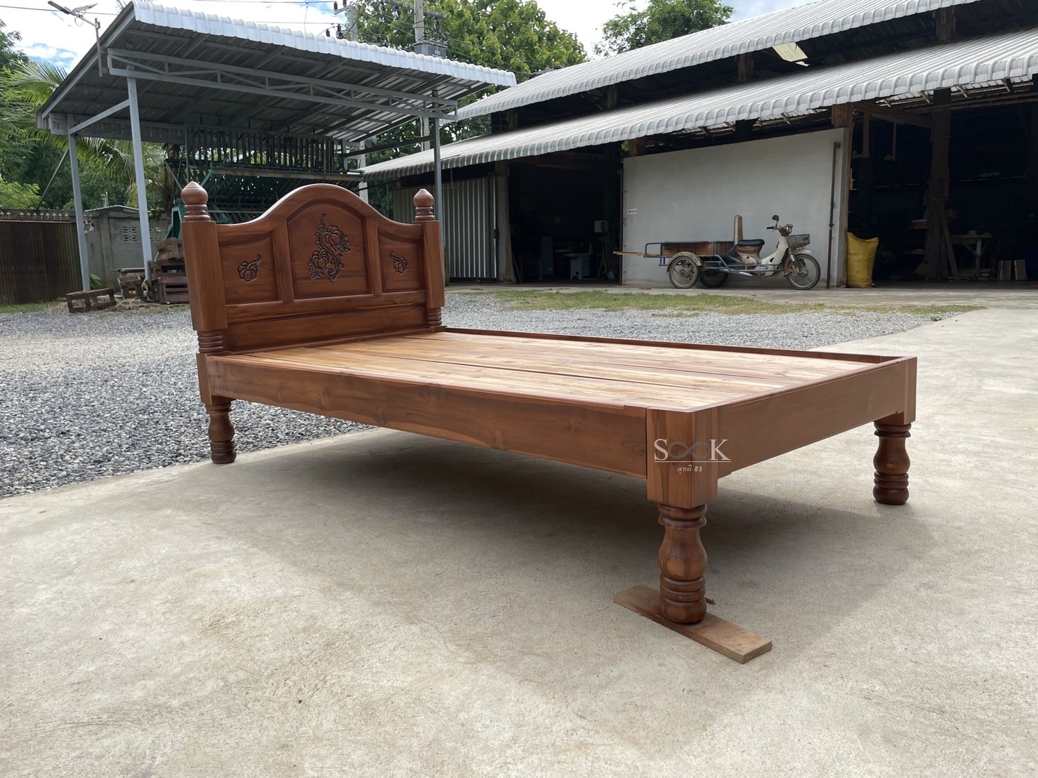 เตียงหัวโค้งแกะลายท้ายโล้น