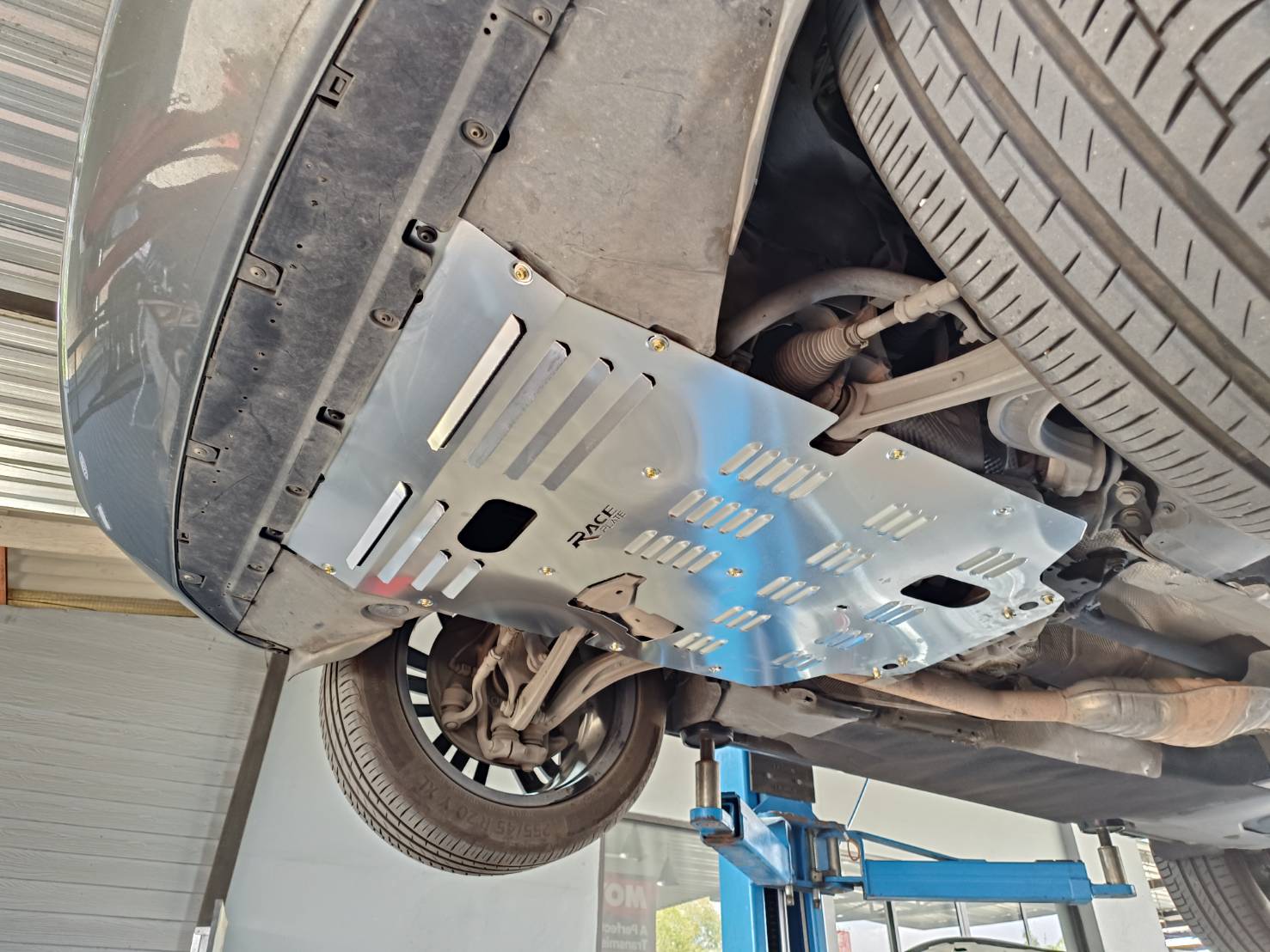 แผ่นปิดใต้ห้องเครื่องอลูมิเนียม Audi Q5 2018-2023 Raceplate_Undertray