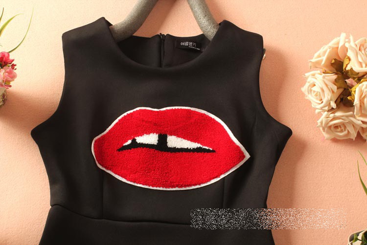 ชุดเดรสแขนกุดสีดำ ส่งฟรี ems