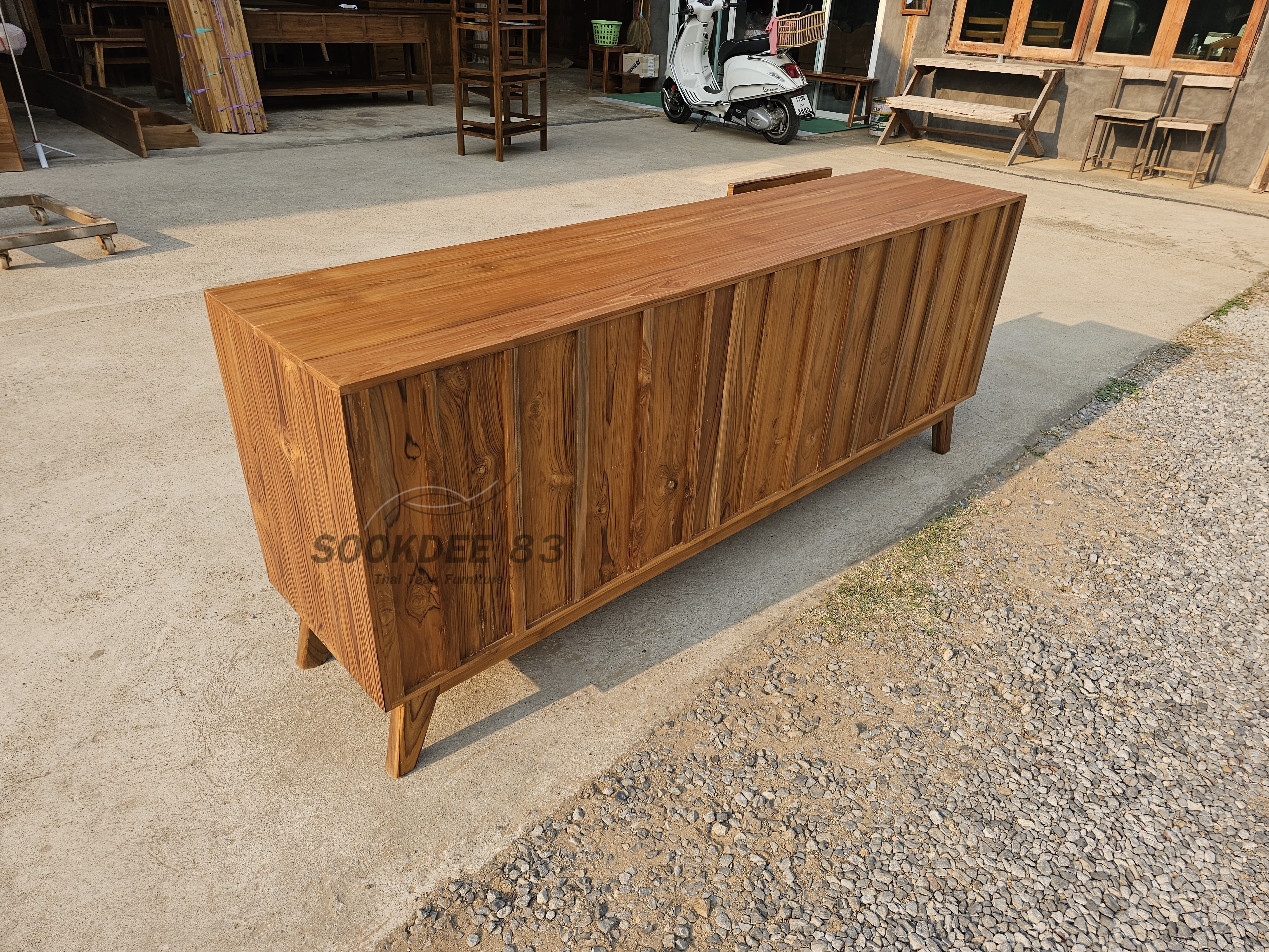 ไซด์บอร์ดวางทีวีบานกระจกลอน (สีสัก)