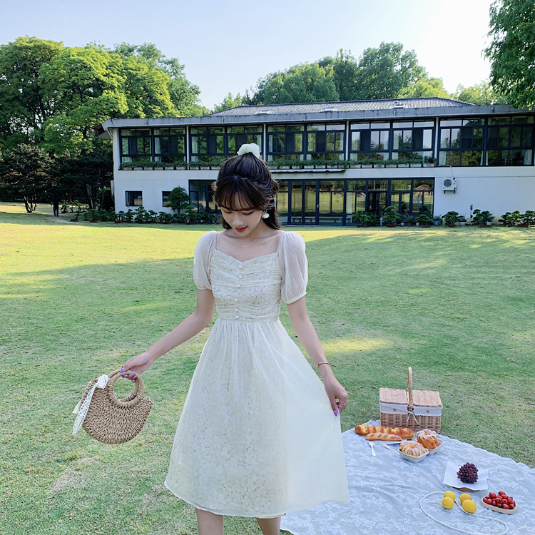 ชุดเดรสสีครีมสายหวาน ใส่เที่ยว หรือใส่ออกงานก็สวยค่ะ ส่งฟรี